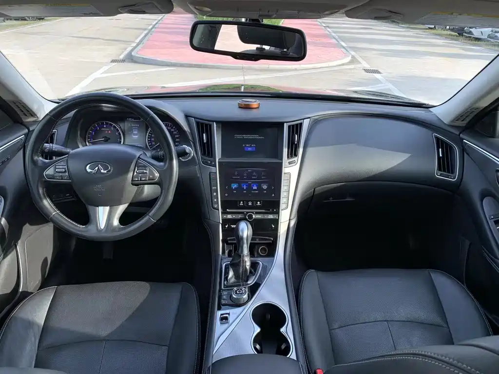 Infiniti Q50 2.0 T Luxury