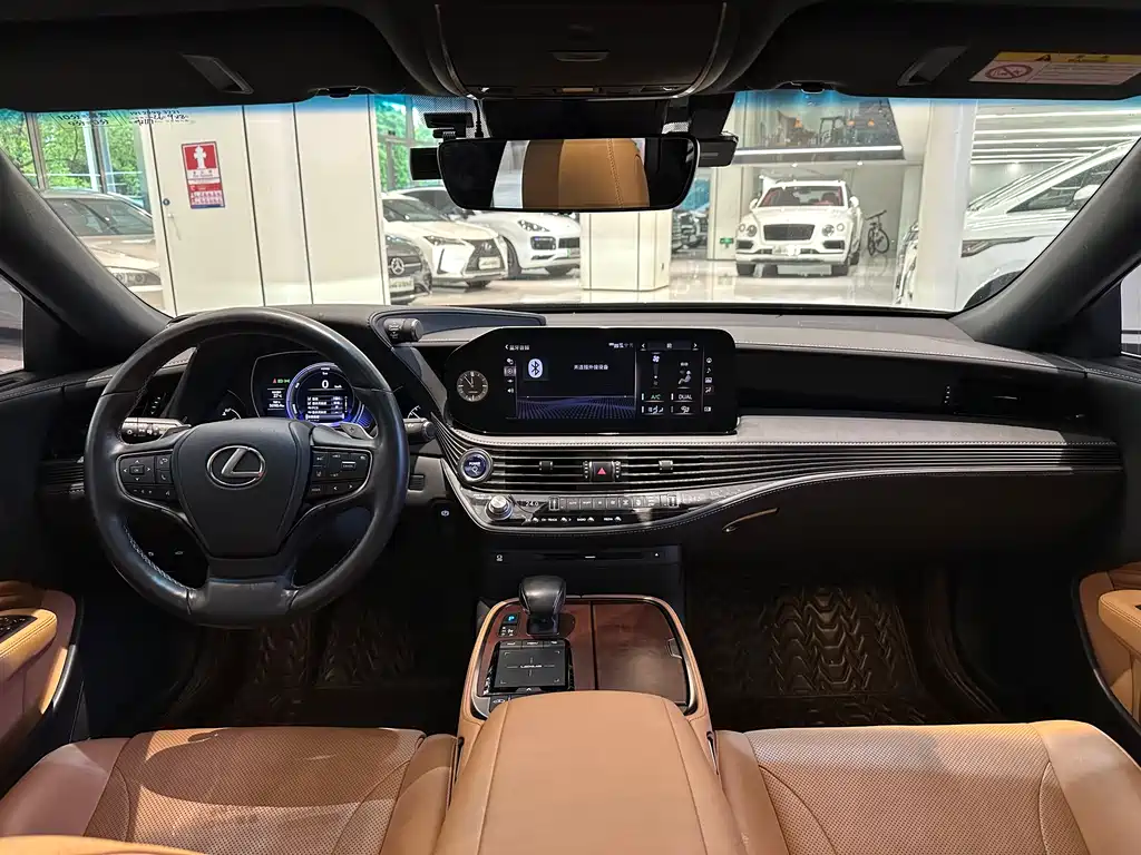 Lexus LS 500 h Outstanding