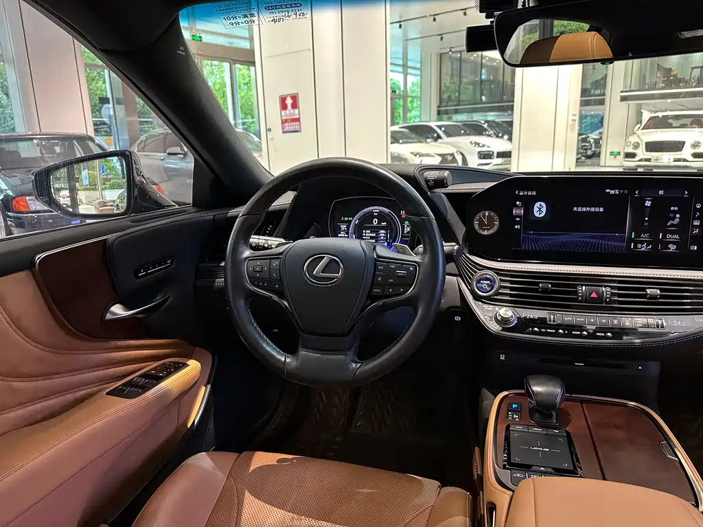 Lexus LS 500 h Outstanding