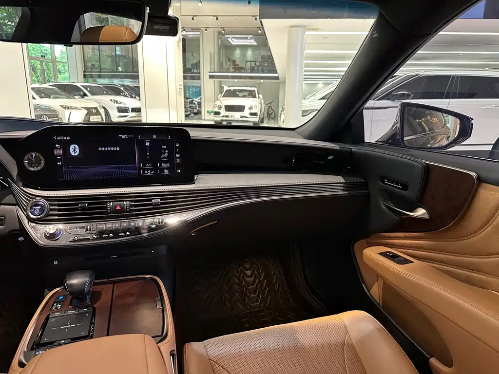 Lexus LS 500 h Outstanding