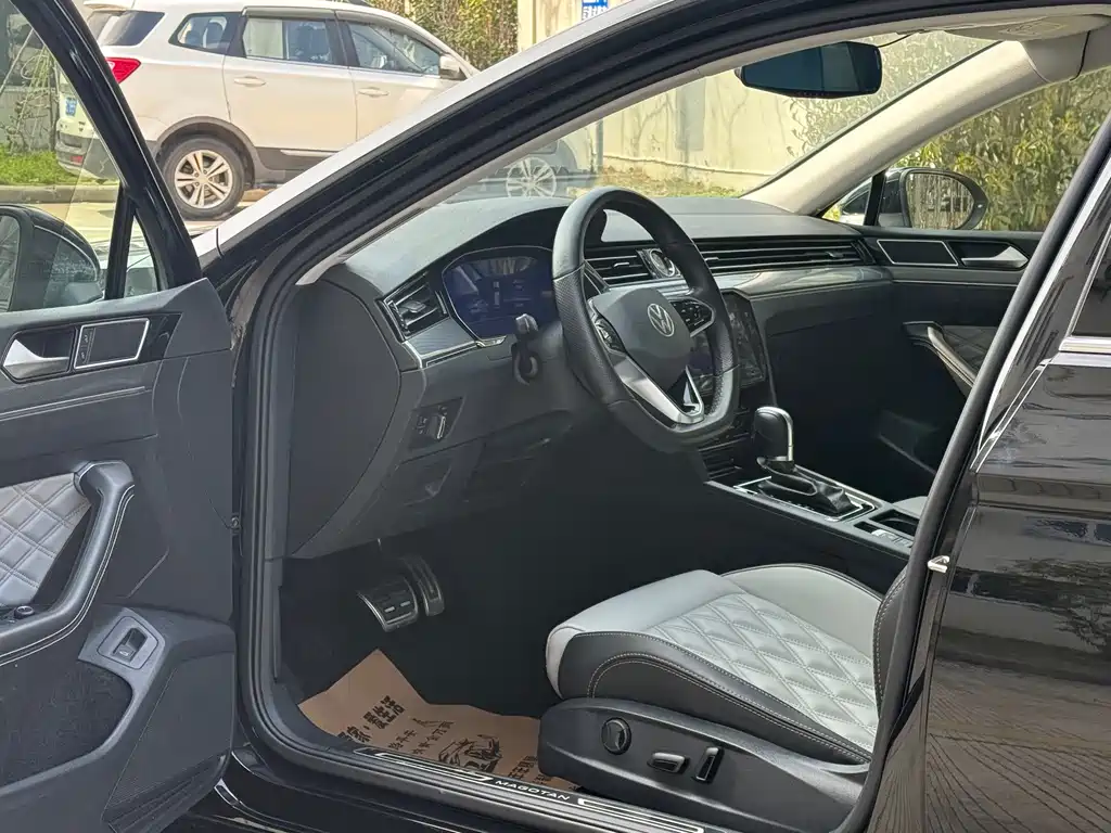 Magotan 200 10 K Commemorative 330 TSI DSG Luxury