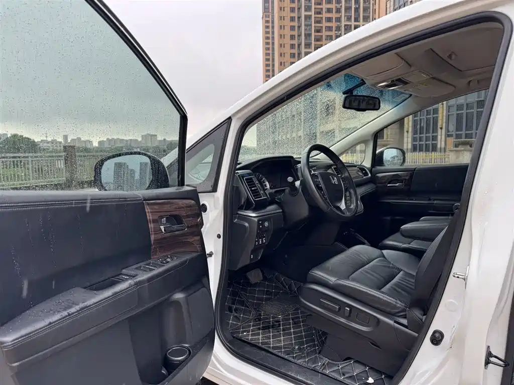 Elysion 2.4 L Luxury
