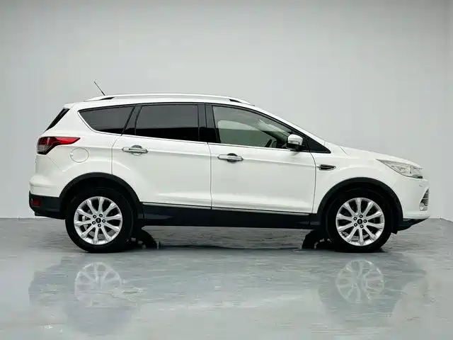 Kuga 2.0 L GTDi 4 WD Distinguished