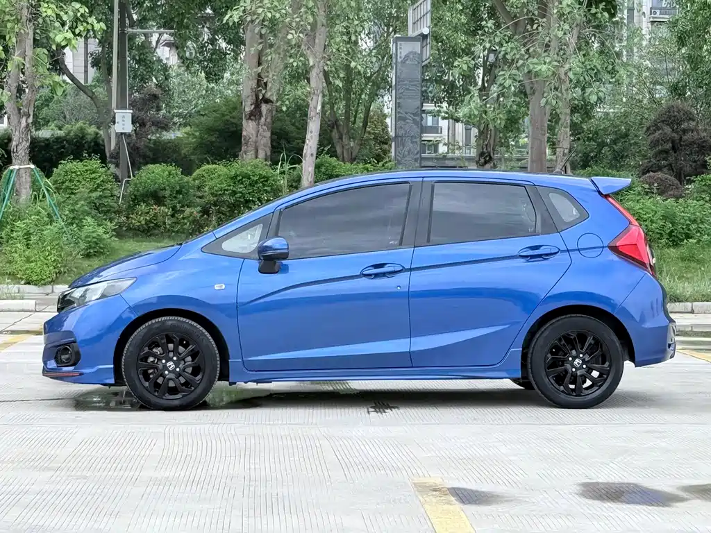 Fit 1.5 L CVT Trend Sport +