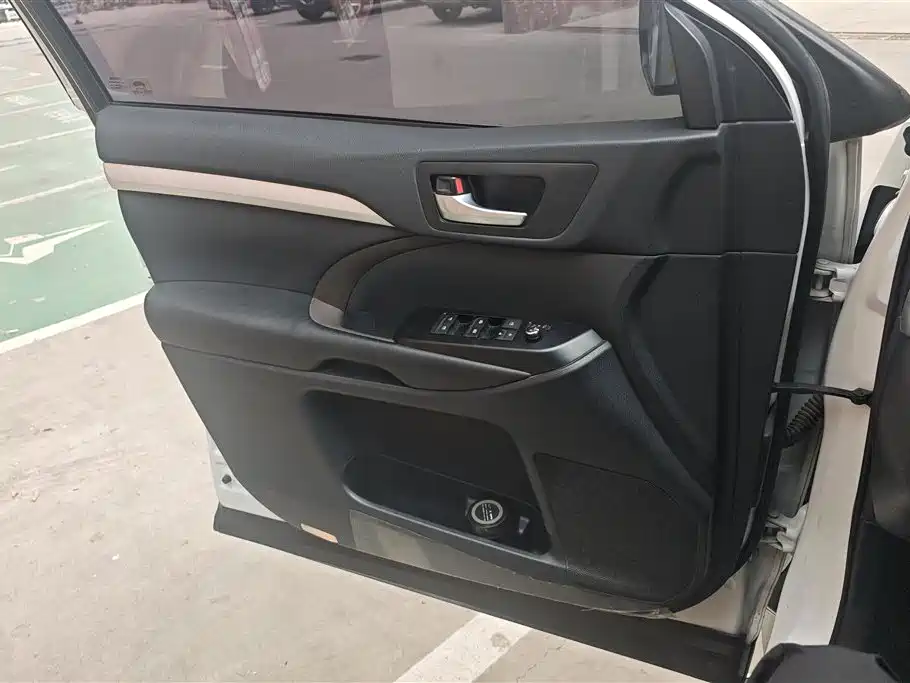 Highlander 2.0 T 4 WD Luxury 7-seat CN-VI