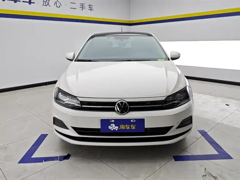 Volkswagen Polo Plus 1.5 L Auto Colorful Tech