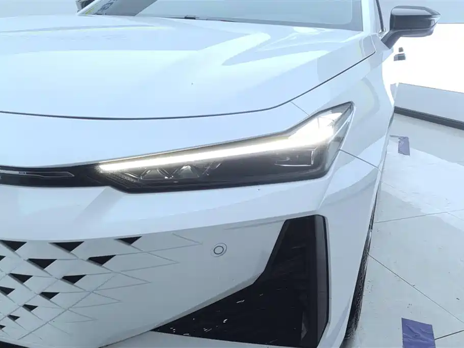 Changan UNI-V 1.5 T Distinguished