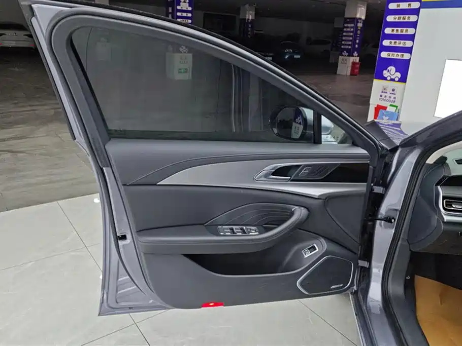 Hongqi H5 2.0 T Auto Connected Flagship Enjoyment