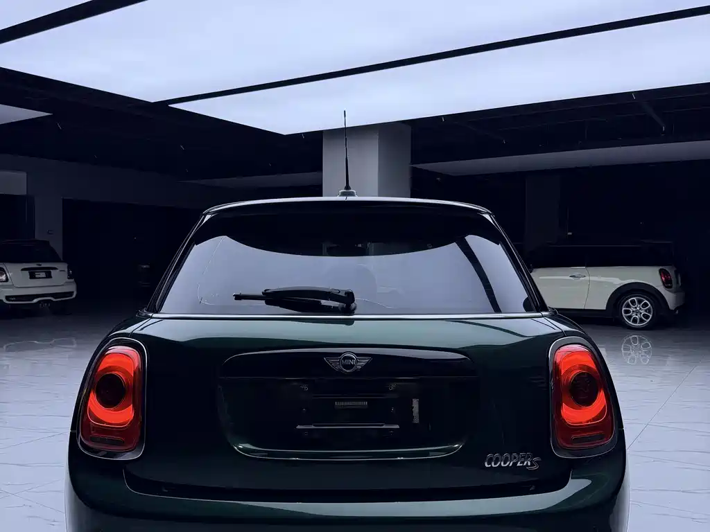 MINI 2.0 T COOPER S Pioneer 5-door