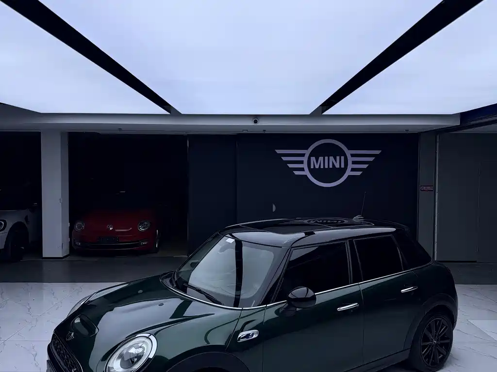 MINI 2.0 T COOPER S Pioneer 5-door