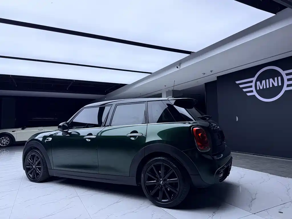 MINI 2.0 T COOPER S Pioneer 5-door