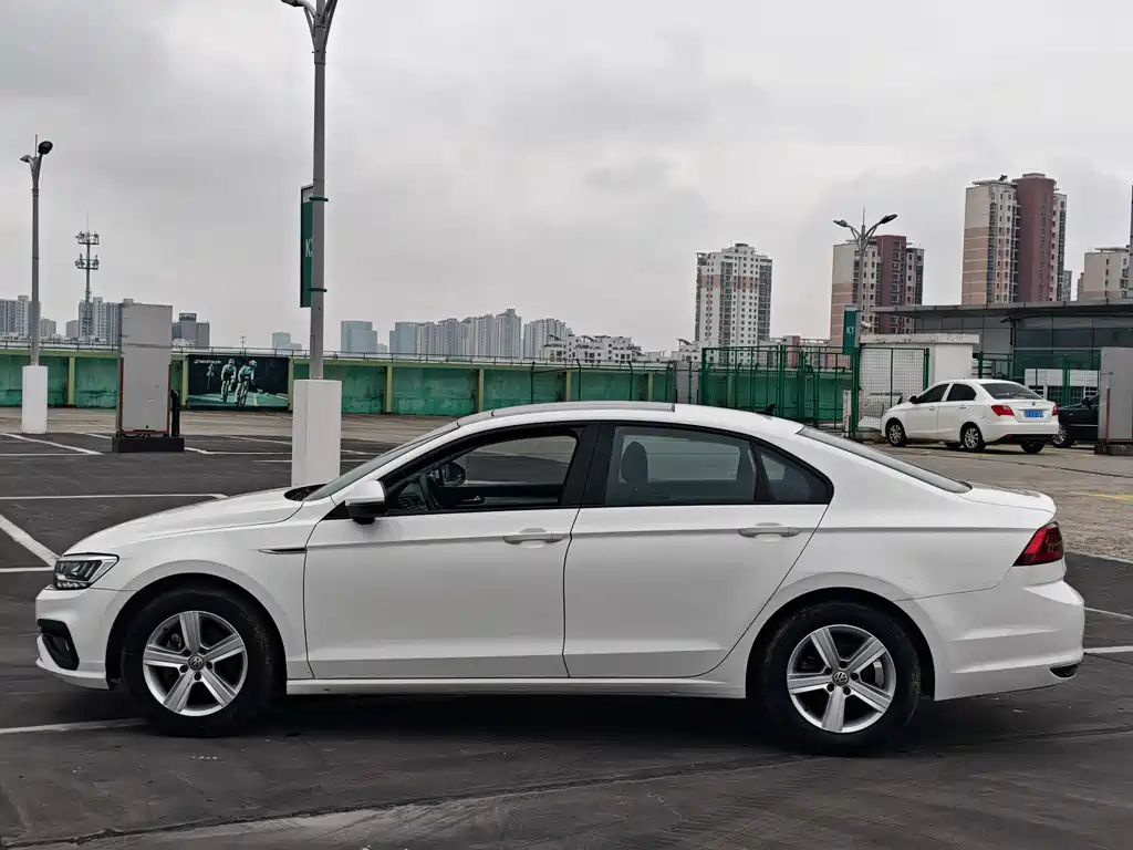 Lamando 230 TSI DSG Vision CN-VI