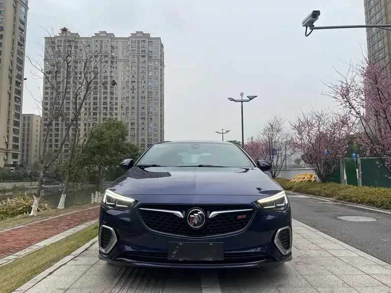 Buick Regal GS 28 T Distinguished