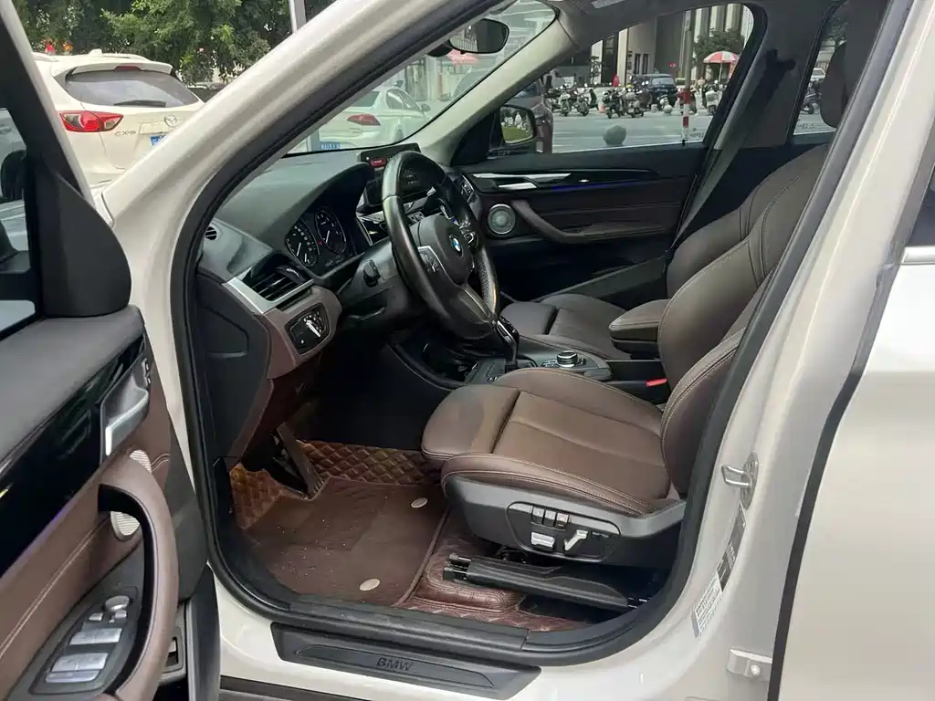 BMW X1 sDrive25 Li Leading