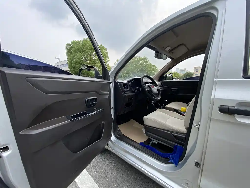 Wuling Hongguang V 1.5 L Power Enjoyment LAR
