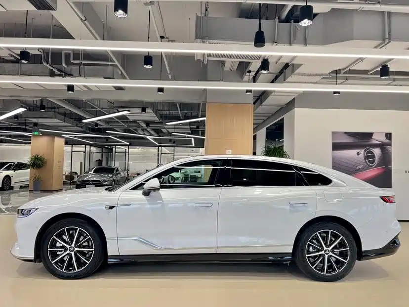 Voyah Zhuiguang PHEV 4 WD Ultra Long Range Executive