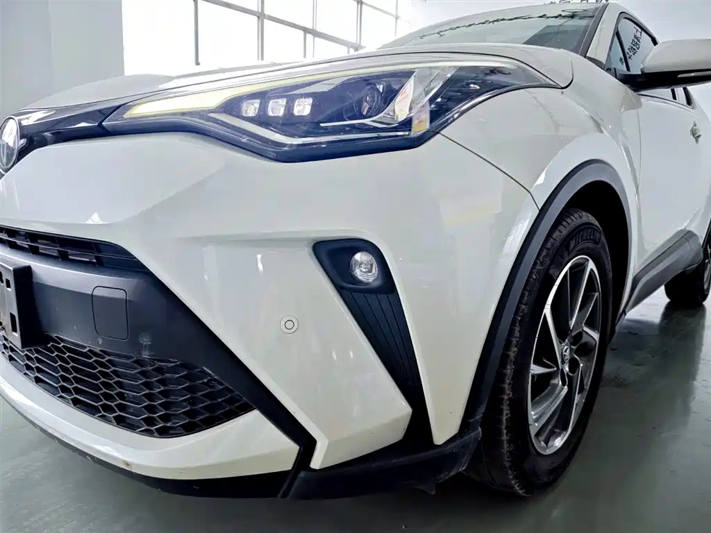Toyota C-HR 2.0 L Leading