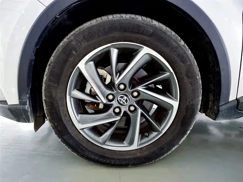 Toyota C-HR 2.0 L Leading