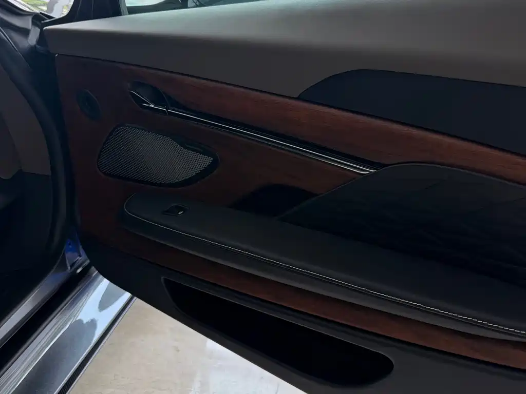 Aston Martin DB12 4.0 T V8 Coupe