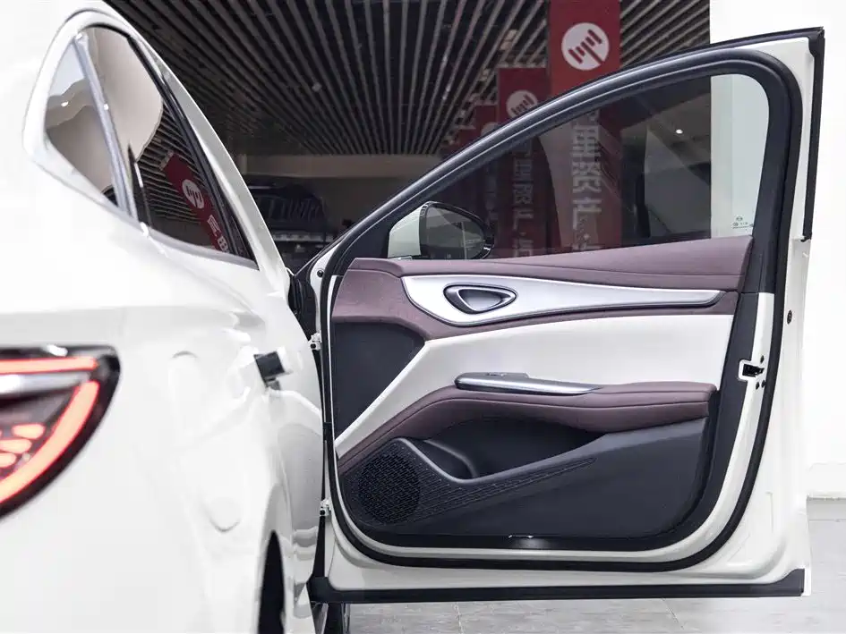 Seal 07 DM-i DM-i 1.5 L 125 km Luxury