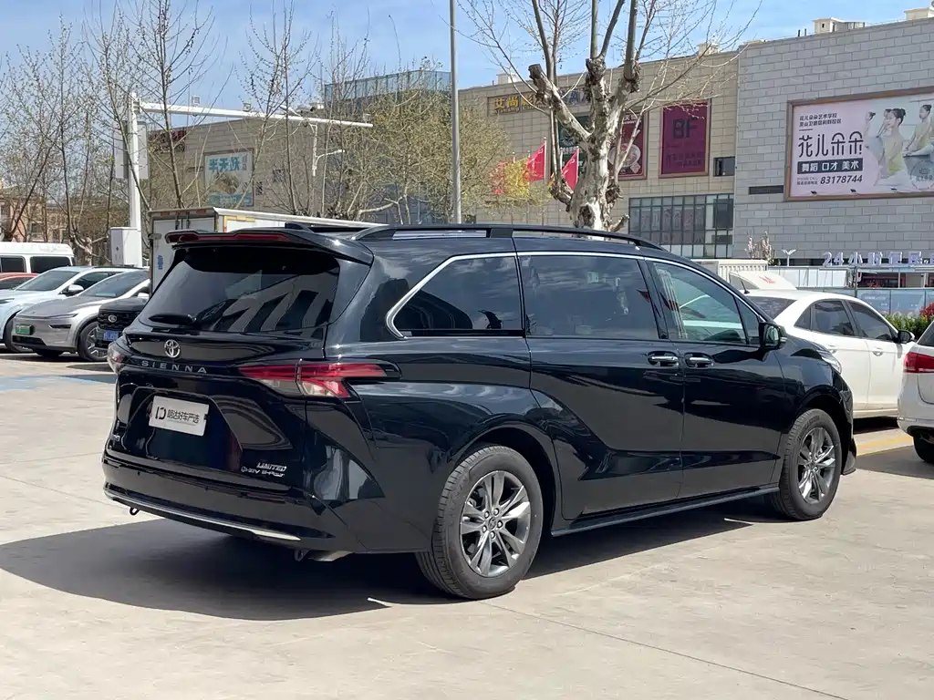 Sienna 2.5 L Dual Engine 4 WD Premium Enjoyment
