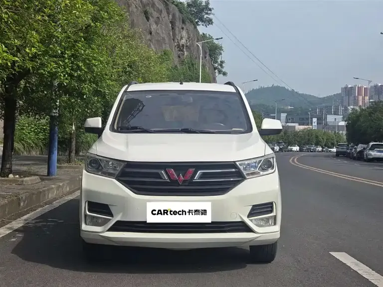 Wuling Hongguang 1.5 L S Comfort L2 B