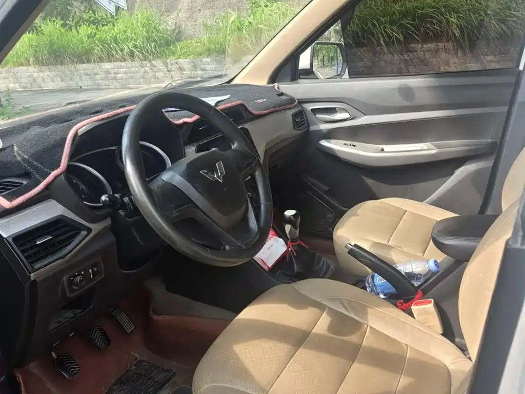 Wuling Hongguang 1.5 L S Comfort L2 B