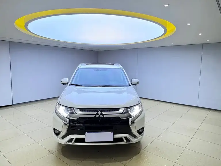 Mitsubishi Outlander 2.0 L 2 WD Smooth Enjoyment 5-seat