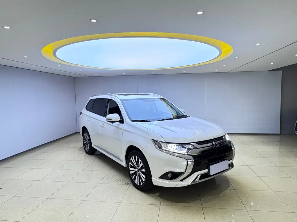 Outlander 2.0 L 2 WD Smooth Enjoyment 5-seat