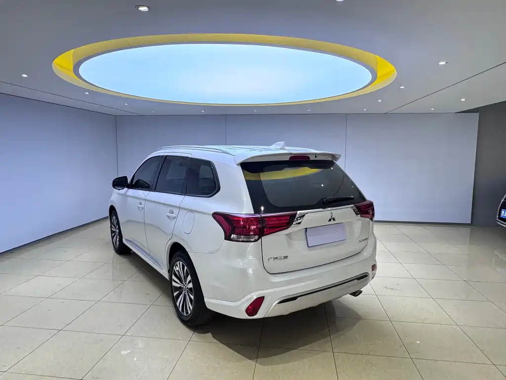 Outlander 2.0 L 2 WD Smooth Enjoyment 5-seat