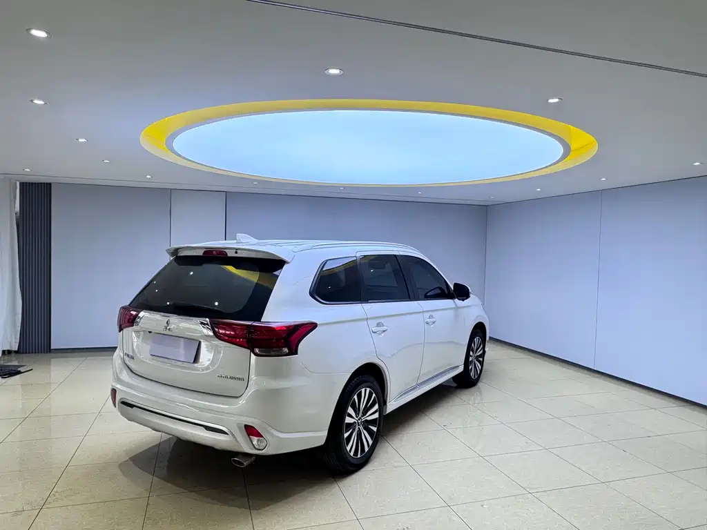Outlander 2.0 L 2 WD Smooth Enjoyment 5-seat