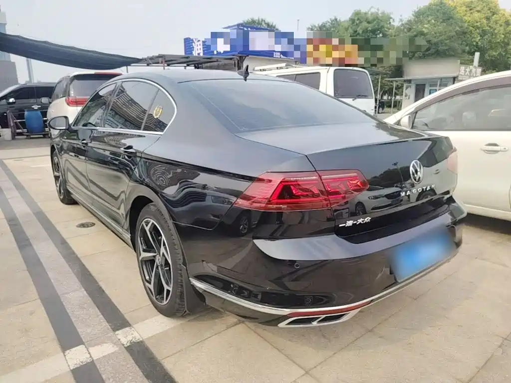 Magotan 200 10 K Commemorative 330 TSI DSG Leading