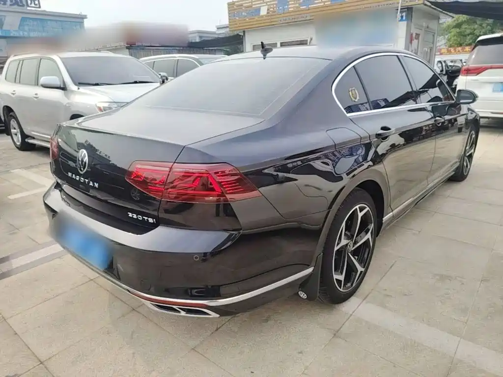Magotan 200 10 K Commemorative 330 TSI DSG Leading