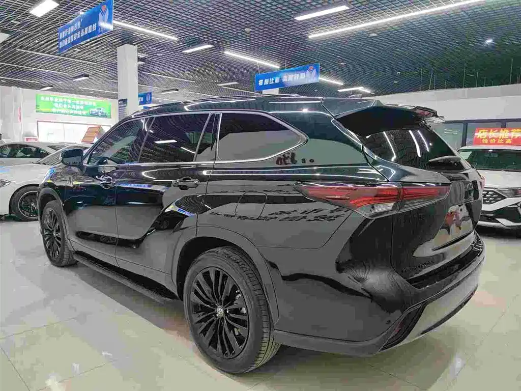 Highlander 2.5 L Smart e-Hybrid Dual Engine 4 WD Knight 7-seat