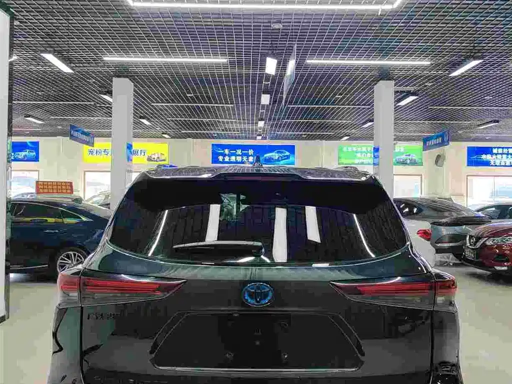 Highlander 2.5 L Smart e-Hybrid Dual Engine 4 WD Knight 7-seat