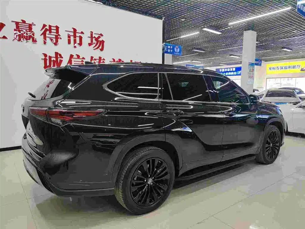 Highlander 2.5 L Smart e-Hybrid Dual Engine 4 WD Knight 7-seat