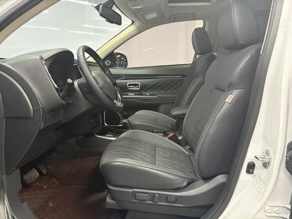 Outlander 2.0 L 2 WD Smooth Enjoyment 5-seat