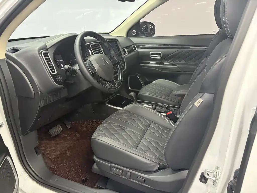 Outlander 2.0 L 2 WD Smooth Enjoyment 5-seat