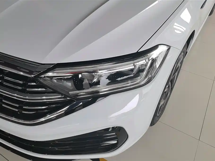 Sagitar 300 TSI DSG Transcend