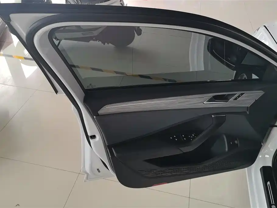 Sagitar 300 TSI DSG Transcend