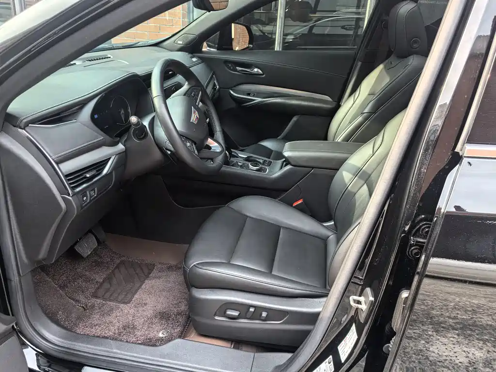 Cadillac XT4 Facelift 28 T 2 WD Leading