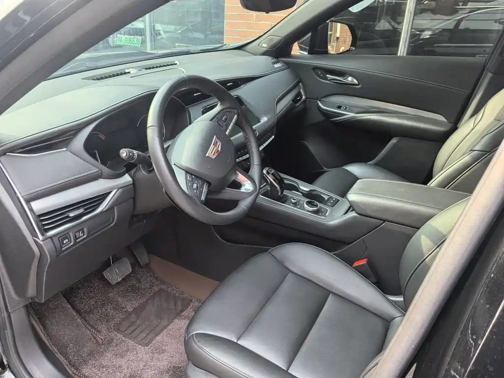 Cadillac XT4 Facelift 28 T 2 WD Leading