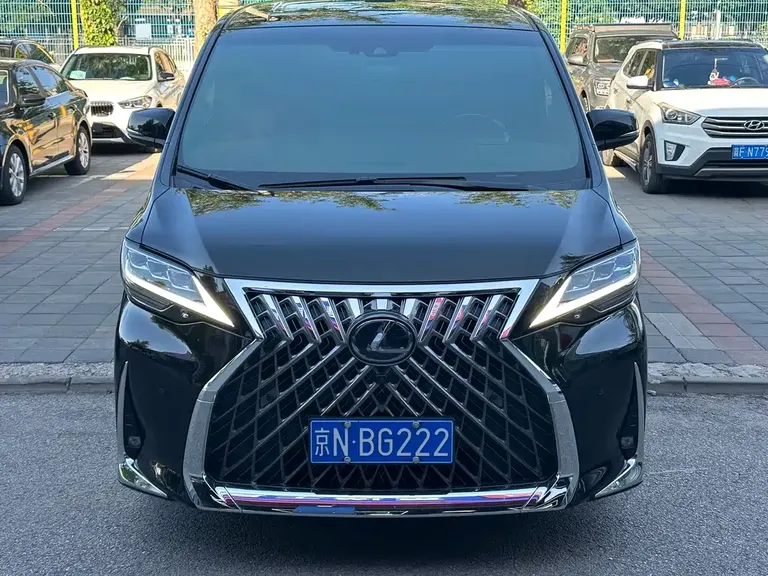Lexus LM 300 h 4-seat Royal World