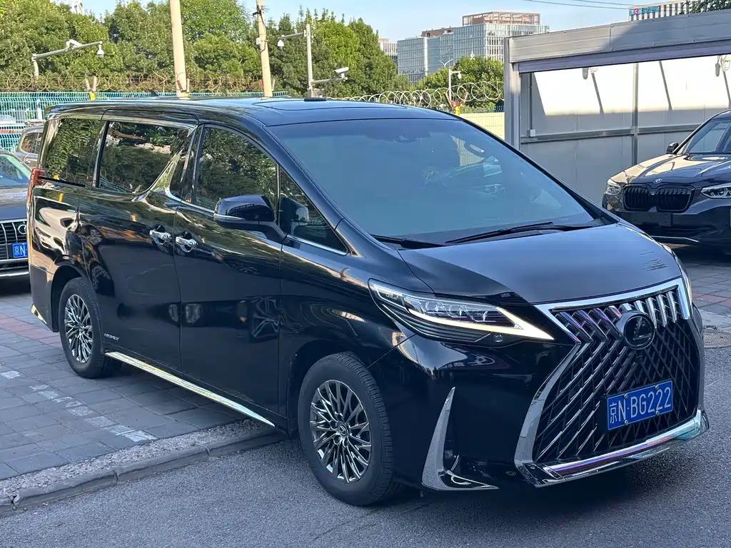 Lexus LM 300 h 4-seat Royal World