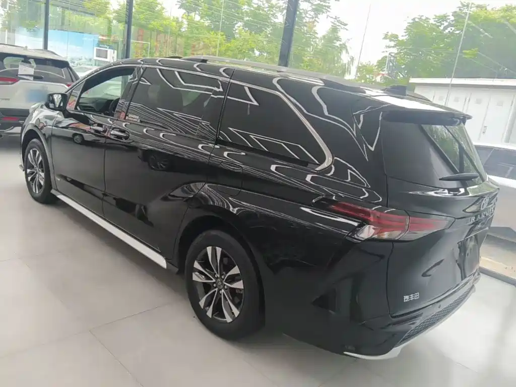 Granvia 2.5 L Hybrid Luxury