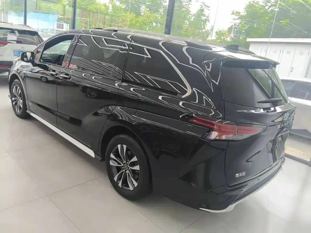 Granvia 2.5 L Hybrid Luxury