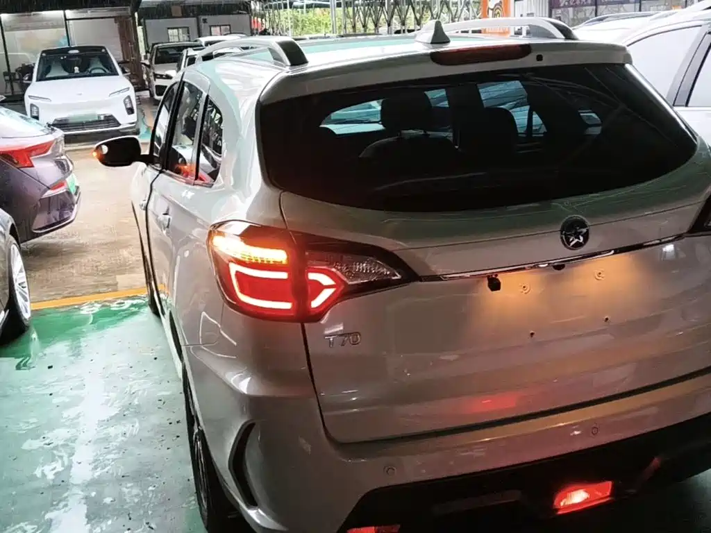 Venucia T70 2.0 L CVT Wise Enjoyment