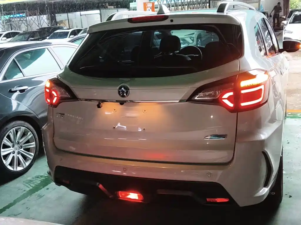 Venucia T70 2.0 L CVT Wise Enjoyment