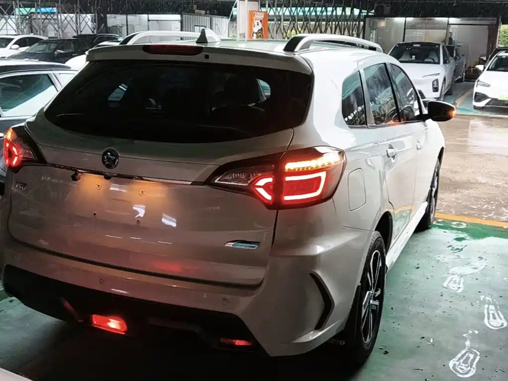 Venucia T70 2.0 L CVT Wise Enjoyment