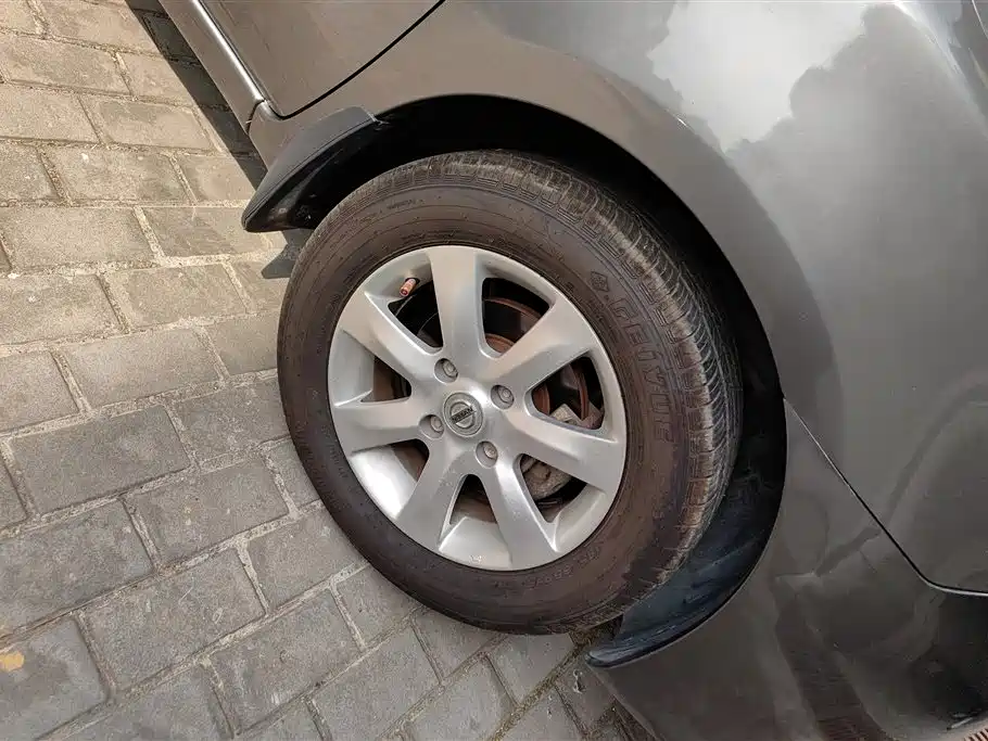Livina 1.6 XE CVT Comfort